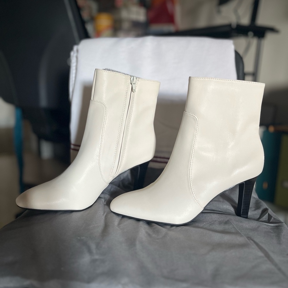 Women’s Alfani short boot 
Size 8
Color deep ivory 
Never worn
